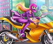 Barbie spioana pe motocicleta