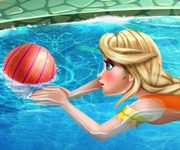 Elsa inot la piscina