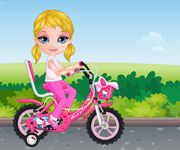 Bebelusa Barbie pe bicicleta